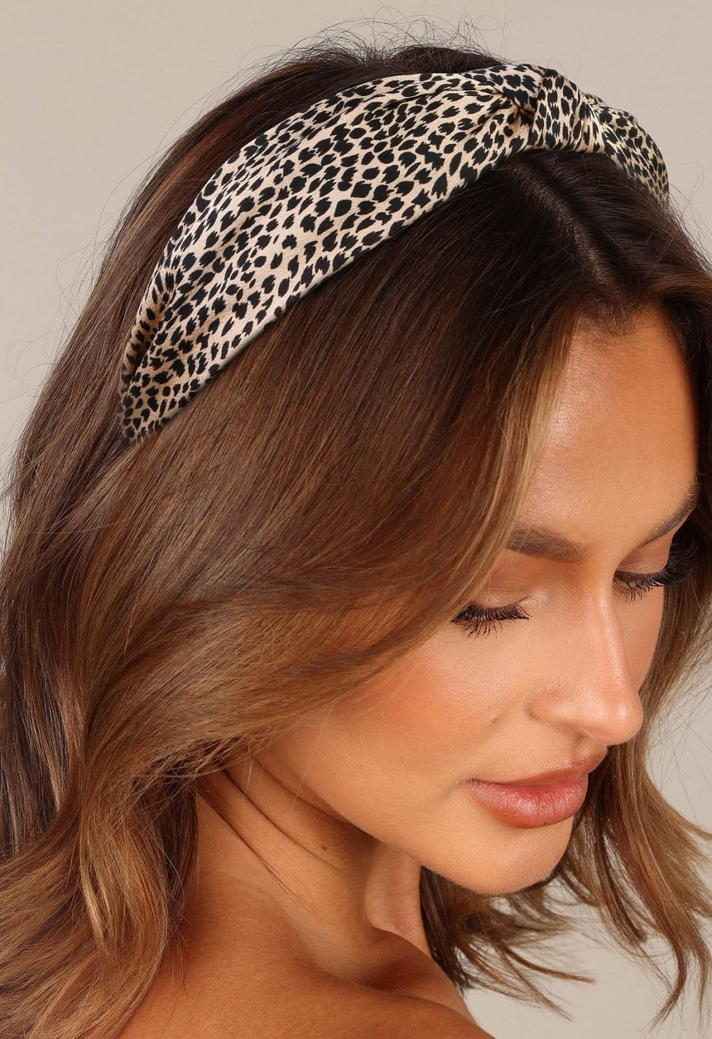 Bandeau Huachi beige noué – détail motif pour un look impressionnant.