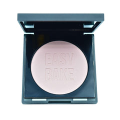 Poudre compacte HUDA BEAUTY Easy Bake pour une application précise et un teint ciblé.