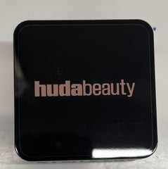 Poudre Huda cerise-pêche matifie sans surcharge et prolonge la tenue.