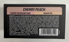 Poudre libre cerise-pêche de Huda pour fini satinée et floutage des pores.