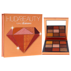 Huda Obsessions Topaz démonstration d’estompage des yeux avec une finition veloutée.
