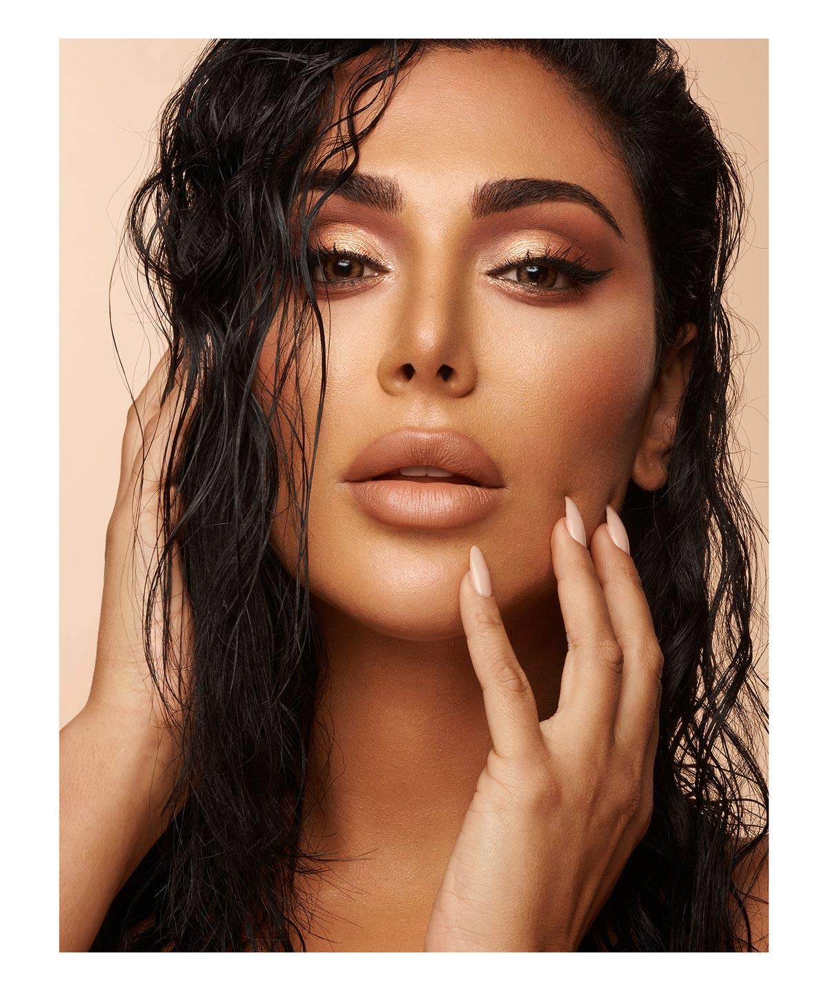 Huda Beauty Emballage palette Nude, design élégant et pratique.