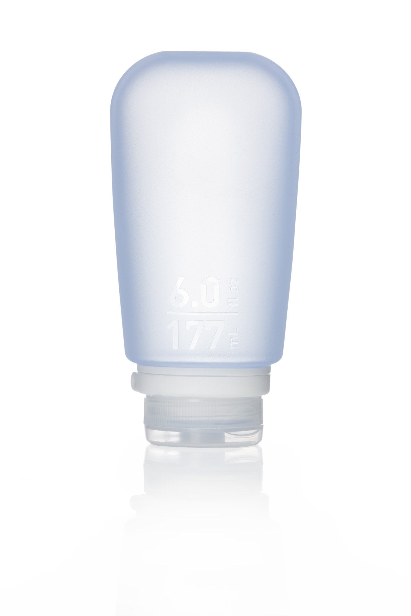 GoToob+ XL par humangear: bouteille silicone bleu prête pour l’usage en déplacement.