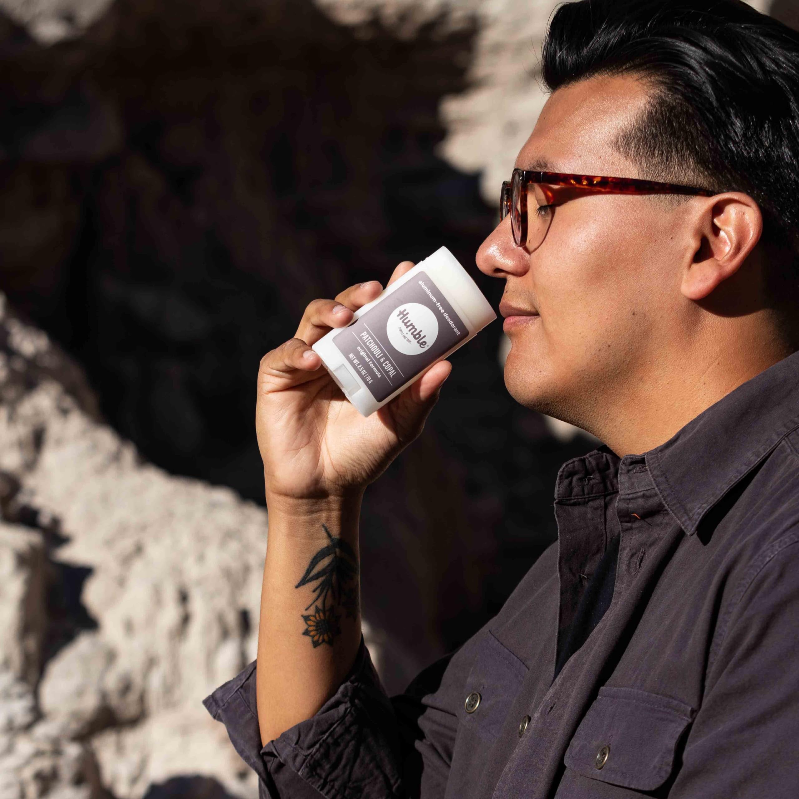 Humble original-formula déodorant, ingrédients propres au premier plan pour une sensation légère