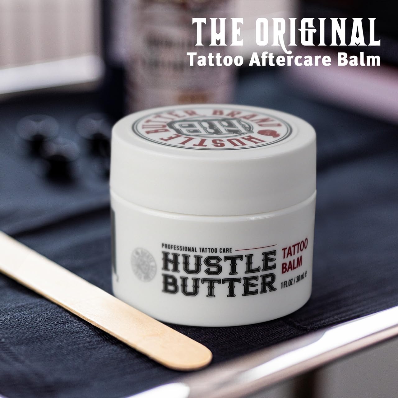 Application du baume Hustle Butter Deluxe sur la peau tatouée