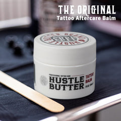 Application du baume Hustle Butter Deluxe sur la peau tatouée