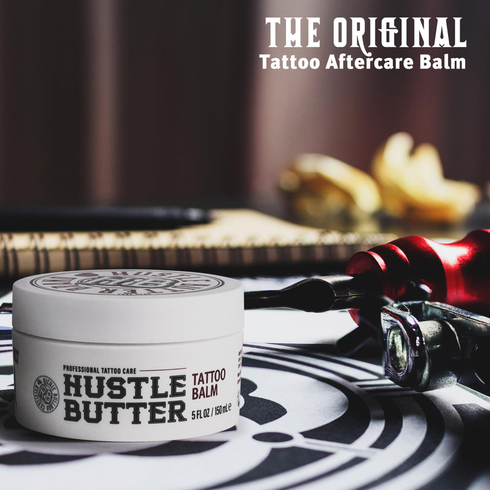 Texture veloutée Hustle Butter Deluxe pour tatouages en guérison.