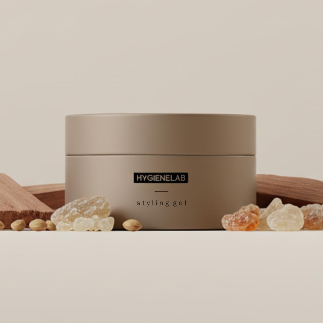 Gel HygieneLab pour cheveux homme, bouteille visible, fixation forte et tenue naturelle.