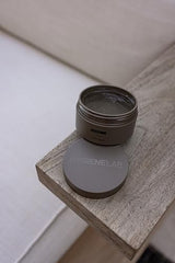 Gel HygieneLab montre fixation forte et fini mat pour un style durable.