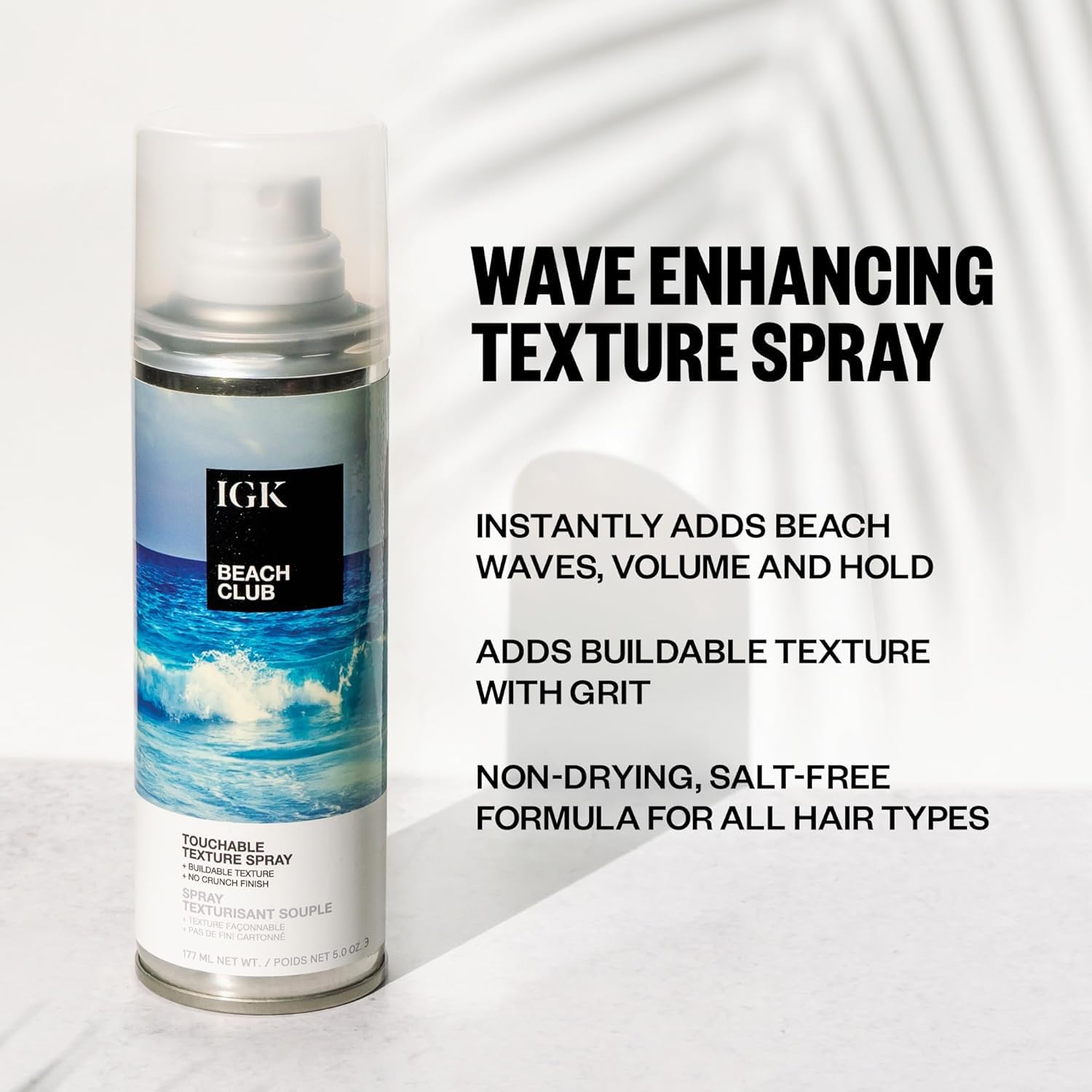 IGK Beach Club: main en train d'appliquer la texture sur cheveux.