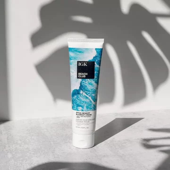 IGK Beach Club sur cheveux humides, application facile et volume naturel.