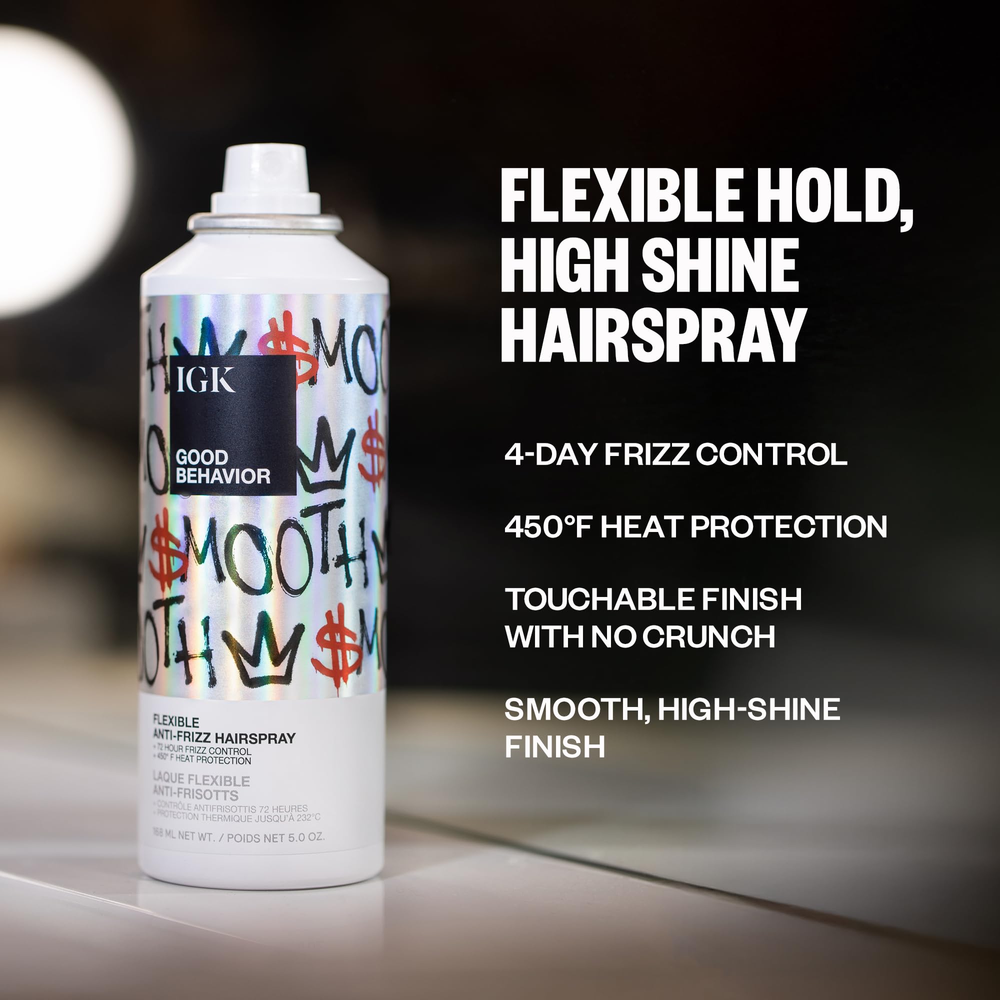 IGK Bon Comportement Laque Spray Cheveux: application facile pour un coiffage précis.