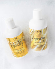 Application du shampooing IGK Cheveux de Rêve sur les mains