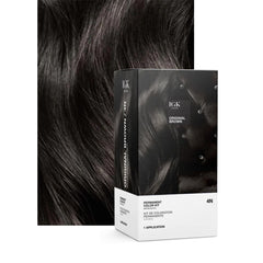 IGK Color Permanent – crème colorante et applicateur prêts pour une application uniforme.