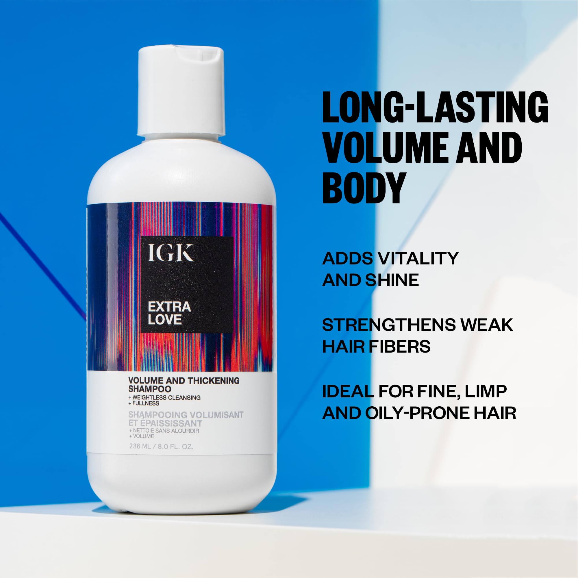Scène douche montrant l’équilibre du cuir chevelu avec IGK Extra Love.