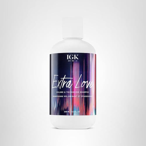 Cheveux volumineux et souples grâce à IGK Extra Love durant la journée.