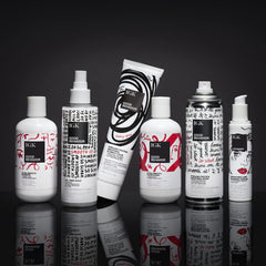 IGK GOOD BEHAVIOR application cheveux humides montre l’usage avant séchage pour le lissage.