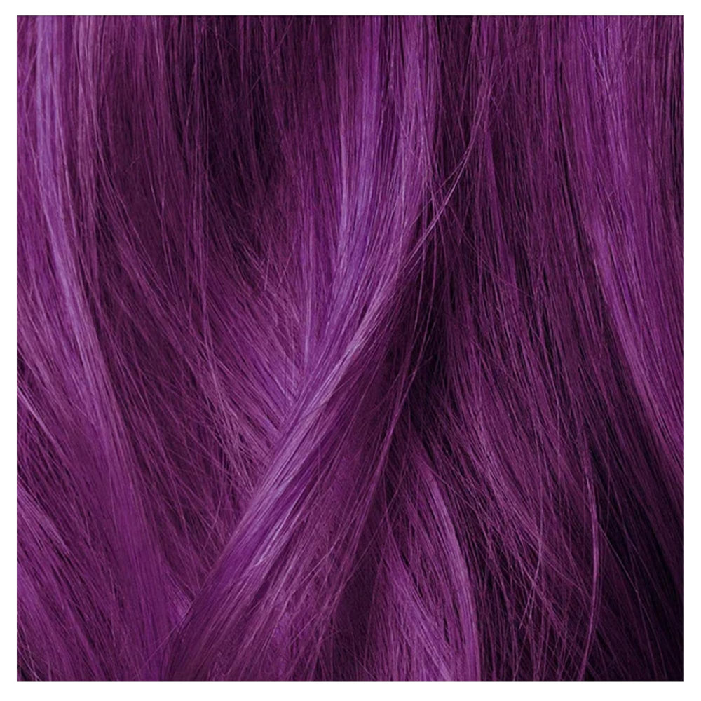 Cheveux brillants après l’utilisation du masque déposé couleur IGK Cyber Tokyo.