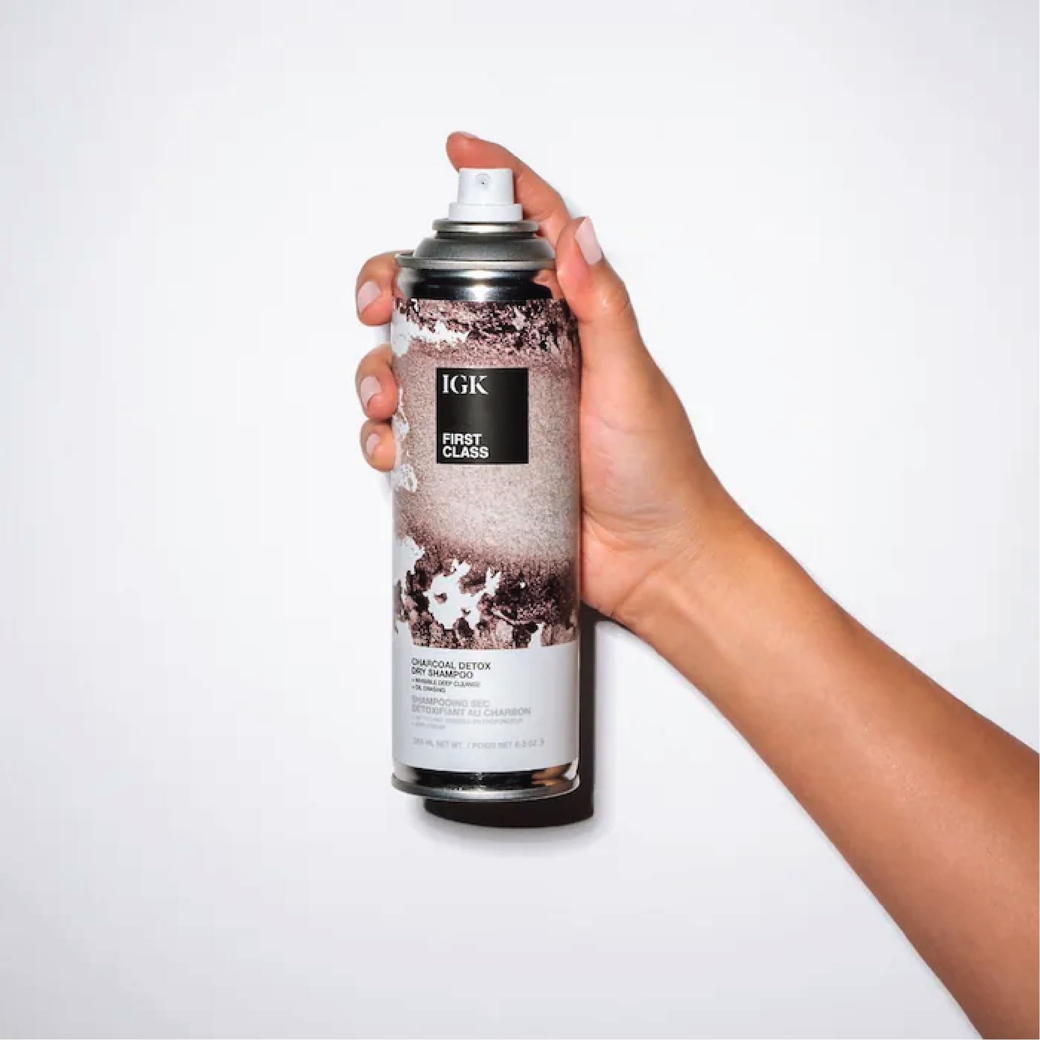 IGK Première Classe Charbon Detox, formule sans sulfates ni parabènes pour une routine douce.