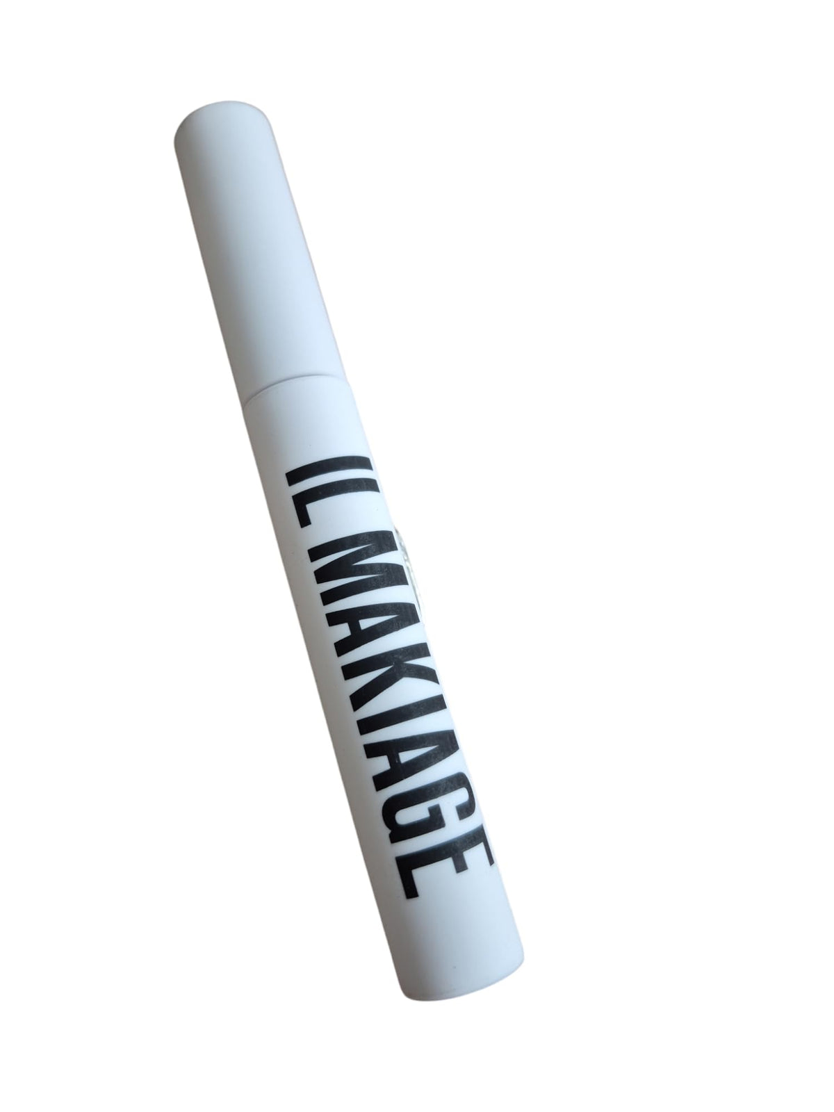 IL MAKIAGE Black Card Mascara Loft – boucles et longueur visibles pour un regard intensifié.