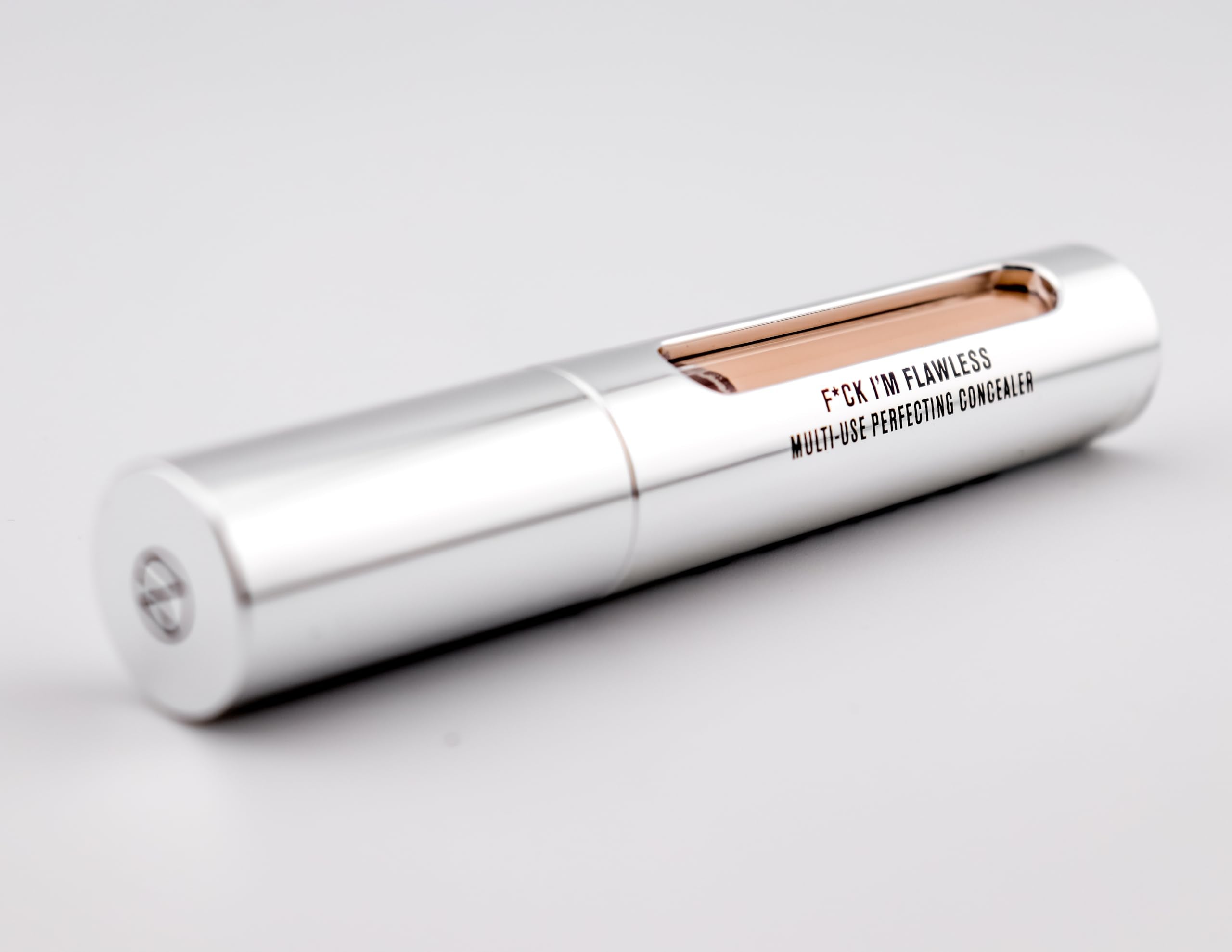 Texture crème du correcteur Il Makiage Im Flawless 09 pour application douce et modulable.