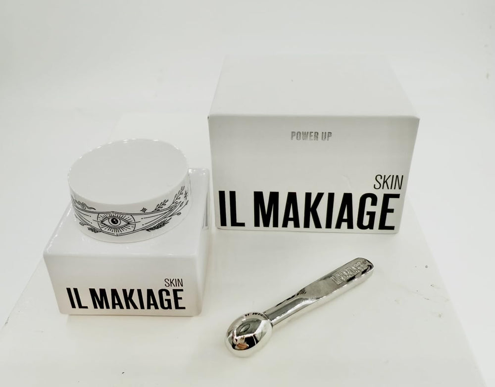 Il Makiage Power Up Eye Cream et son applicateur luxe dégonfle les poches et illumine le regard.