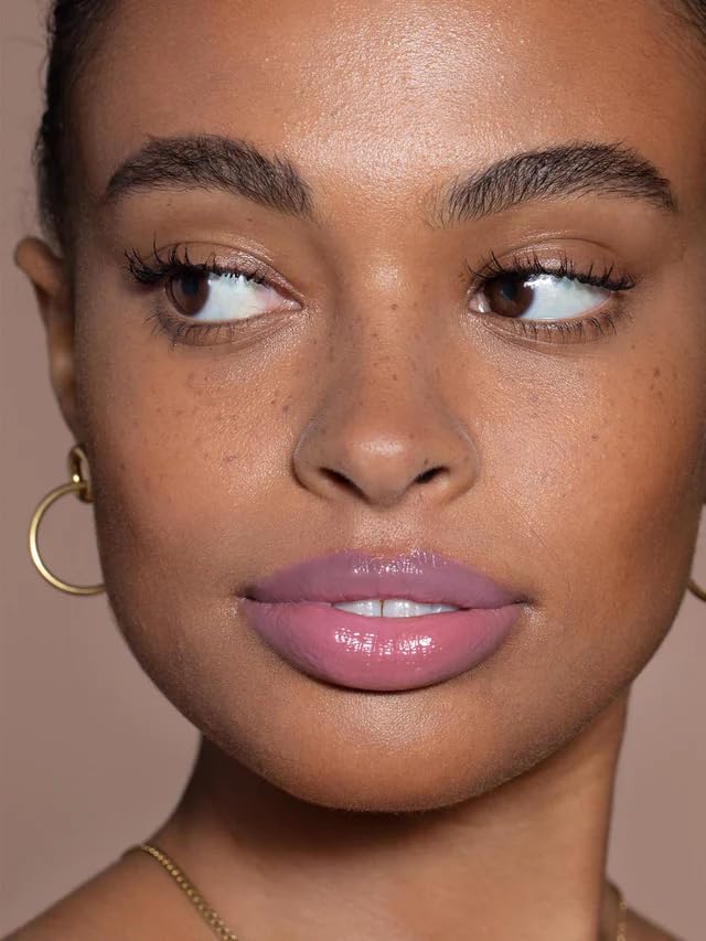 ILIA Balmy Gloss fini brillant naturel qui s’accorde au teint.