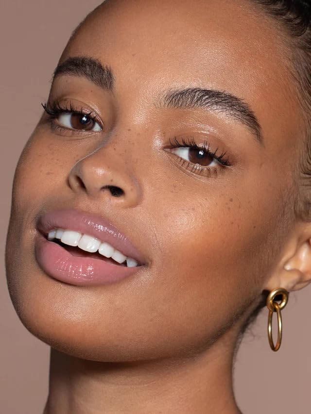 Actifs hydratants à base d’acide hyaluronique dans le Balmy Gloss Teinté.