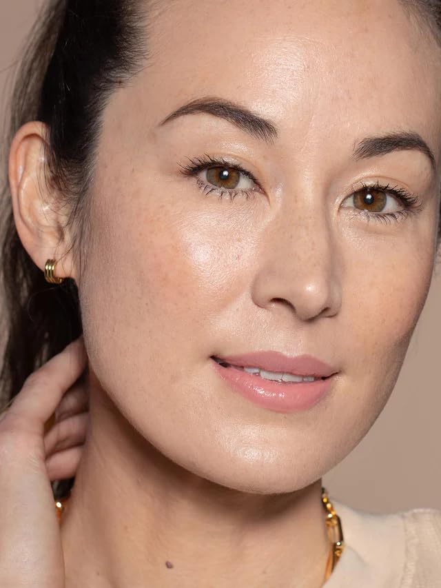Mélange botanique du Balmy Gloss Teinté pour nourrir les lèvres.