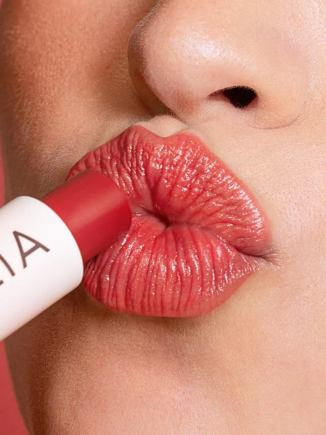 Application quotidienne simple et pratique avec Balmy Tint Hydrating Lip Balm.