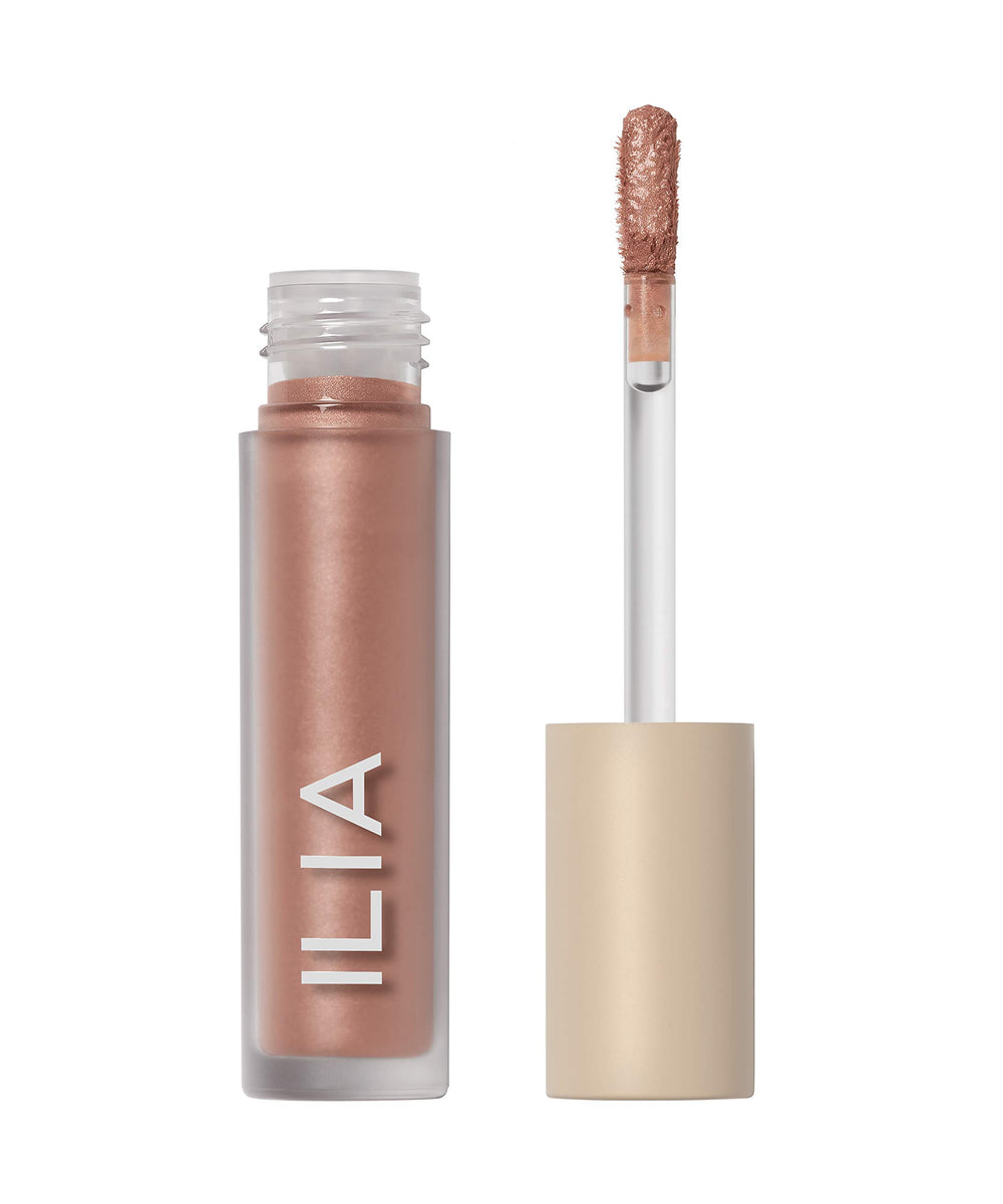 ILIA Mythic flacon, regard rosé doré prêt pour un effet métallique durable.