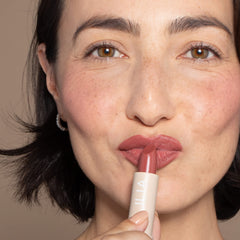 ILIA Color Block Lipstick Marsala, teinte neutre brun-froid pour look sophistiqué.