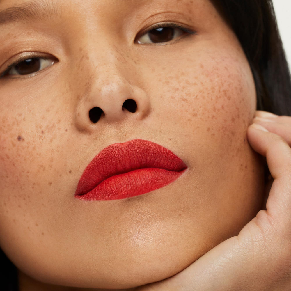Texture douce et fini doux-matte pour une tenue durable.