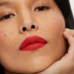 Texture douce et fini doux-matte pour une tenue durable.