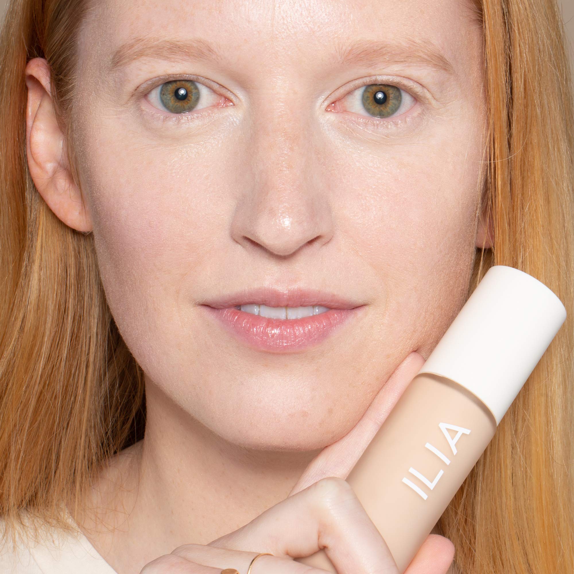 ILIA True Skin Serum Foundation — teinte et couvrance modulables visibles sur la peau.