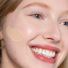 ILIA fond de teint-serum texture veloutée pour une application fluide.