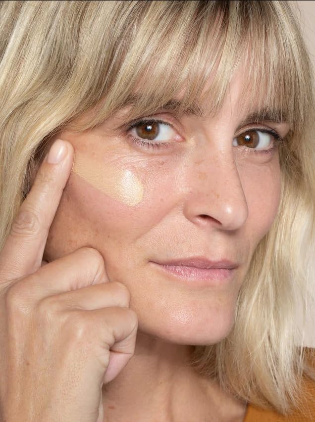 Niacinamide, acide hyaluronique et squalane sur visage pour lisser et hydrater.