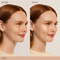 ILIA Lightshift Cream Highlighter Glint application sur les joues pour un éclat durable.
