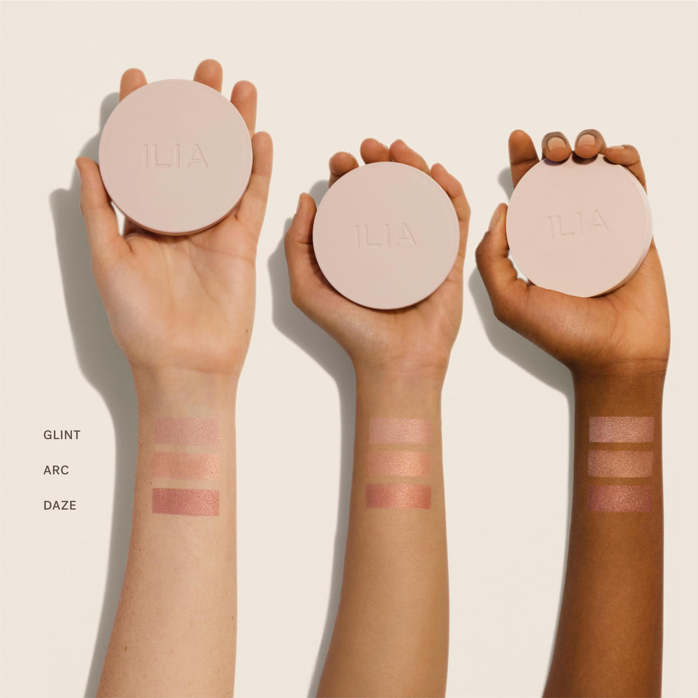 ILIA Lightshift Cream Highlighter Glint pointe du nez et menton lumineuse et naturelle.