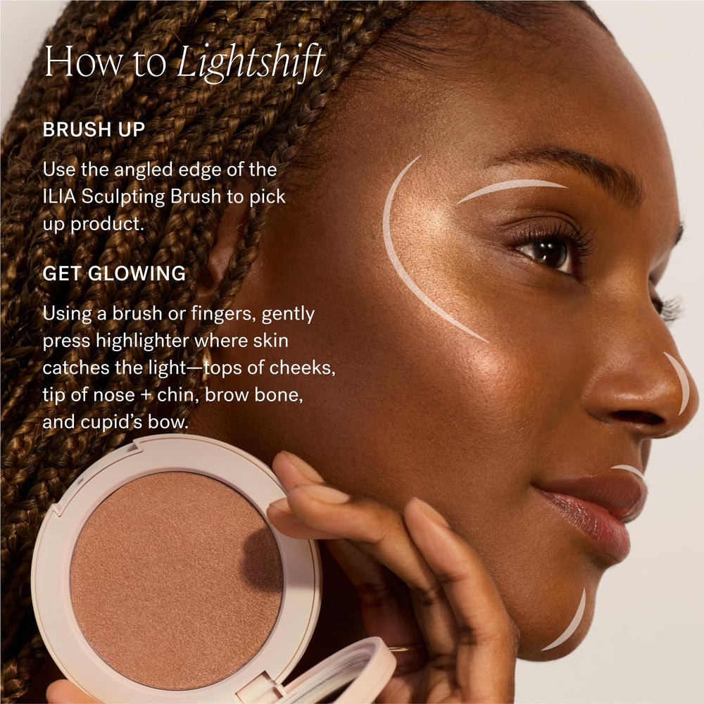 ILIA Lightshift Cream Highlighter Glint pinceau lisse pour une application précise.