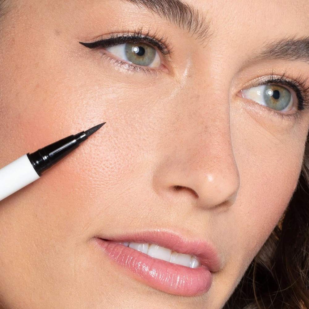 ILIA liner liquide résistant à l'eau pour un regard durable.