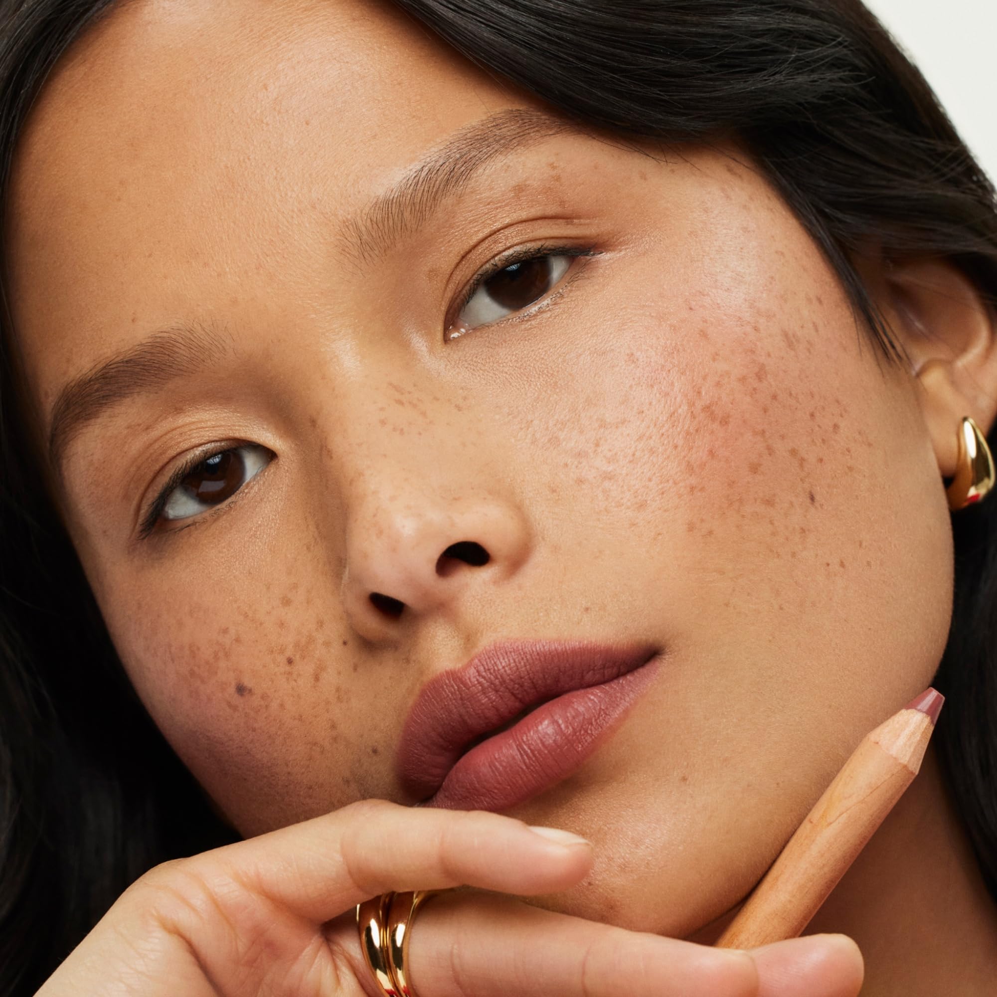 Finition douce et matte Lip Sketch Genre pour un look naturel.