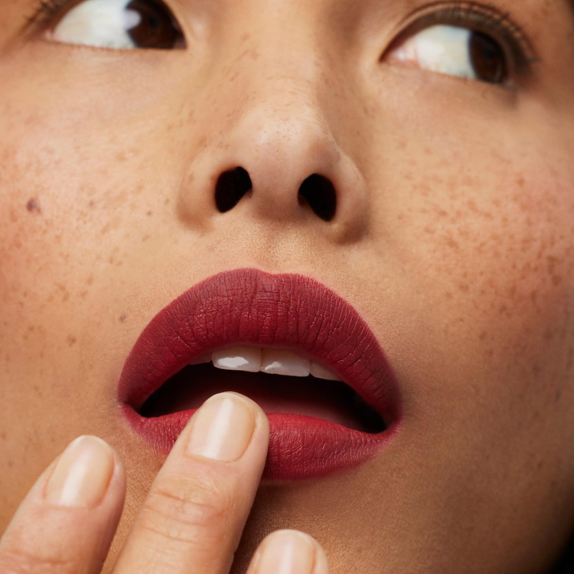 ILIA Lip Sketch Kiln – essai-teinte baie pour un look instantané.