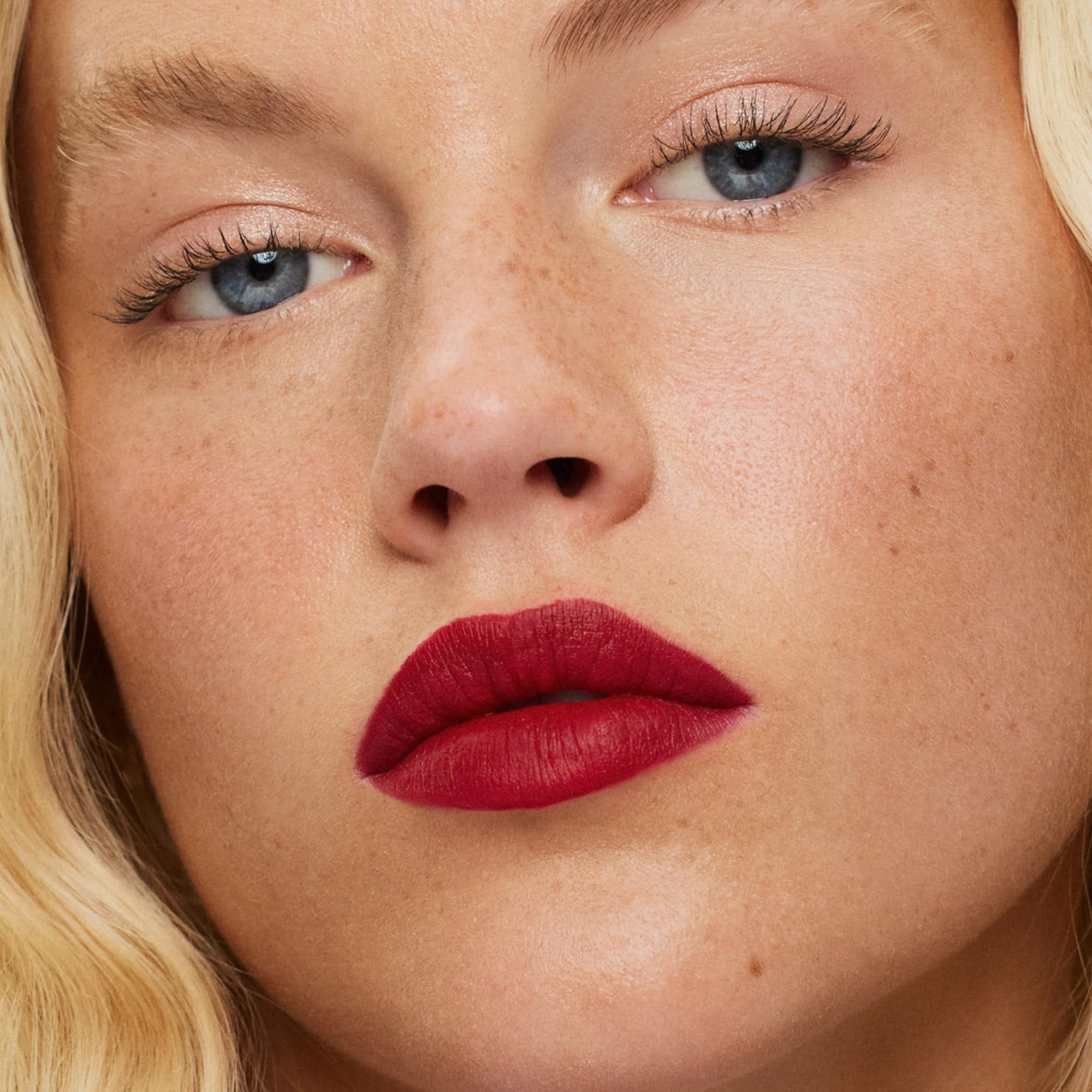 Swatch Lip Sketch Hydratant Blue Note montrant la teinte et la couvrance.