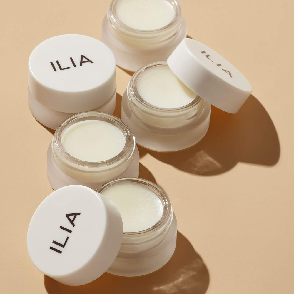 Lip Wrap ILIA effet plumping hydratant, lèvres légèrement repulpées.