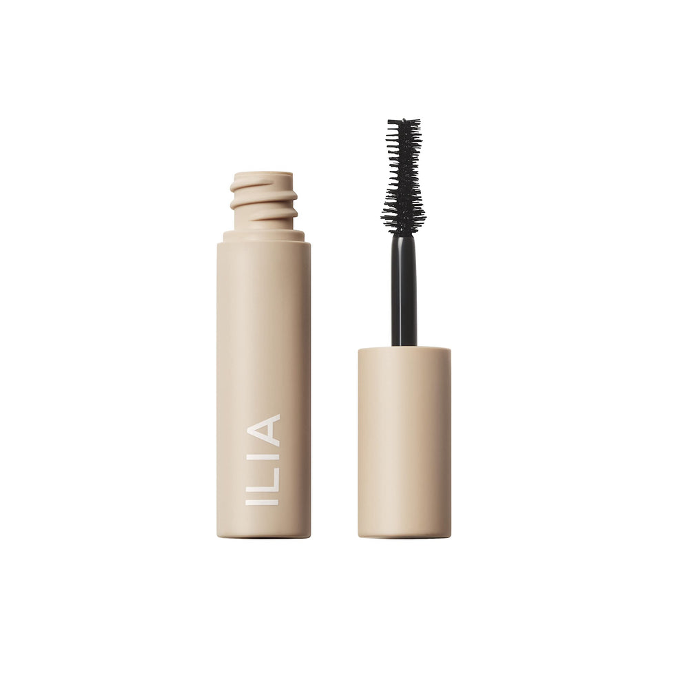 ILIA Mascara Volume Plein avec une brosse pour un volume généreux et défini.