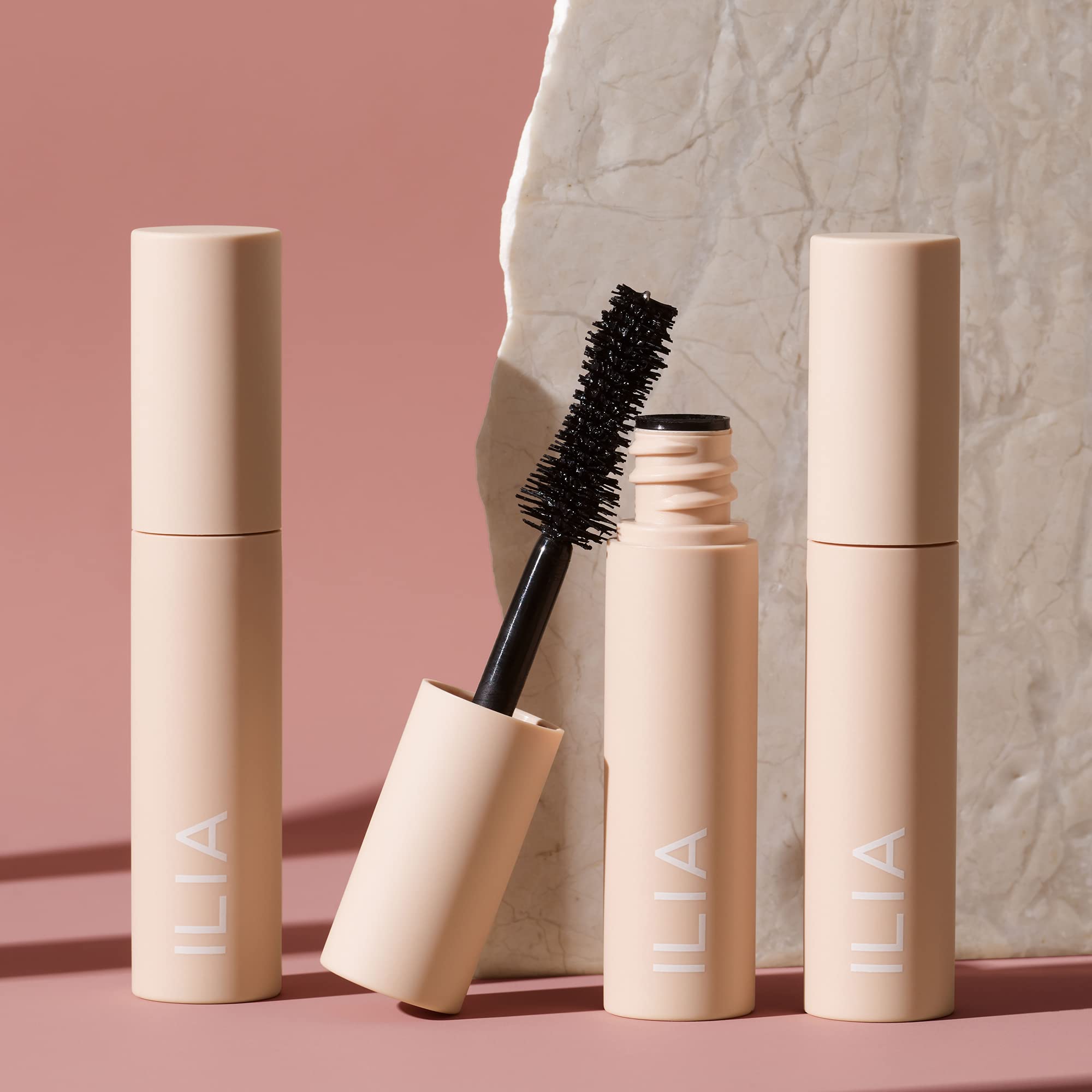 ILIA Mascara Volume Plein – testé ophtalmologiquement pour douceur et sécurité.