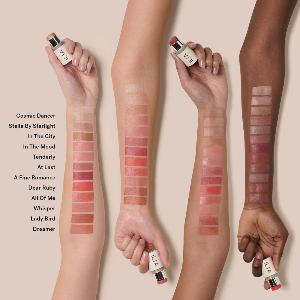 Application au doigt sur joues pour couleur lumineuse.