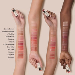 Application au doigt sur joues pour couleur lumineuse.