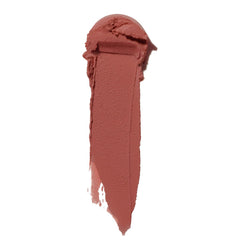 Application au doigt sur lèvres avec texture veloutée.